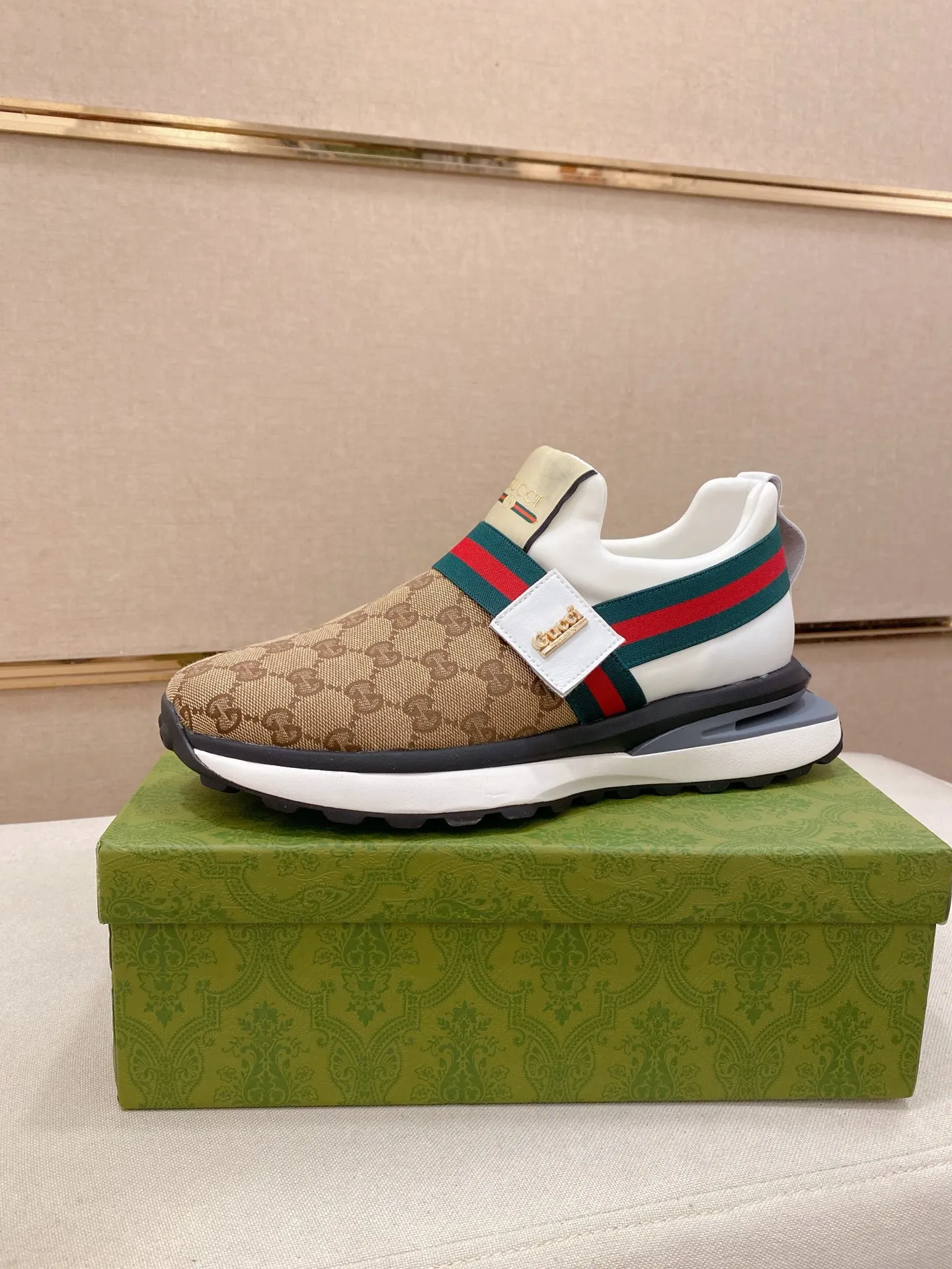 Factory price: 462💰 (GUCCI) The latest 🎁🎁casual and fashionable men's shoes👟 from the official website, hot style 💥 style is simple and elegant, exclusive for trendy men. Unique latest brand elements from the official website 👑original decoration, fashionable and generous, original fabric ✅breathable stretch cloth lining, official website designated wear-resistant casual outsole, classic model taken at the counter in kind🎬38-44 (45 is not returnable and non-refundable)